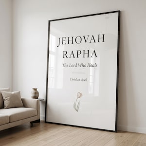 Può includere: Una grande stampa da parete incorniciata in verticale con il testo nero JEHOVAH RAPHA, The Lord Who Heals e Exodus 15:26 su sfondo bianco. Una piccola e delicata illustrazione ad acquerello di un tulipano con foglie verdi è centrata sotto il testo.