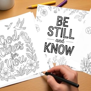 Puede incluir: Tres páginas para colorear en blanco y negro con citas inspiradoras y diseños florales. Una página dice "Dios te cuida" con palomas y flores. Otra dice "Estate quieto y sabe". La tercera dice "Descansa en Dios".