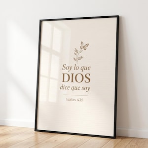 Puede incluir: Un cuadro decorativo con fondo beige que presenta una ilustración marrón de una mariposa y hojas sobre el texto Soy lo que DIOS dice que soy y la referencia Isaías 43:1 en una fuente serif de color marrón oscuro con una línea horizontal.