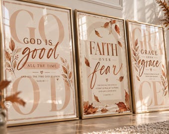 Peut inclure: Trois affiches murales verticales encadrées avec un fond crème, des cadres dorés et des illustrations de feuilles botaniques brunes. Les affiches présentent des textes inspirants dont God is good, Faith over fear et Grace upon grace.