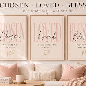 Puede incluir: Un conjunto de tres láminas de arte mural con las palabras CHOSEN, LOVED y BLESSED en letras grandes de color rosa. Cada lámina incluye texto más pequeño en cursiva negra, citas de versículos bíblicos y un dibujo de una rama.