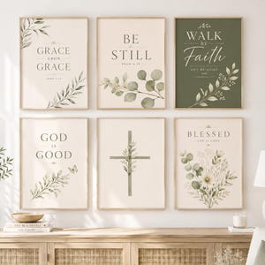 Puede incluir: Un conjunto de seis láminas decorativas rectangulares con ilustraciones botánicas y textos religiosos. Las láminas incluyen frases como Grace Upon Grace, Be Still, Walk By Faith, God Is Good y Blessed, decoradas con hojas verdes y una cruz.