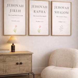 Puede incluir: Tres impresiones enmarcadas con texto inspirador: "Jehová Jireh, El Señor proveerá", "Jehová Rafa, El Señor que sana" y "Jehová Shalom, El Señor es la paz". Cada impresión presenta una ilustración floral. Las impresiones se exhiben sobre un mueble de madera y una silla color crema.