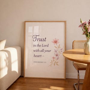 Puede incluir: Juego de tres tazas de cerámica con acabado mate moteado. Las tazas son de color crema, gris claro y gris oscuro. Diseño sencillo y minimalista, ideal para café o té.