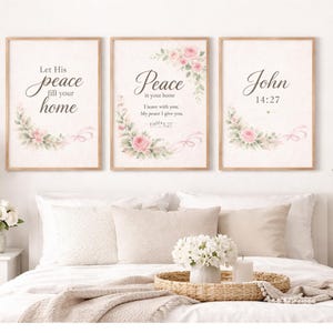 Puede incluir: Tres impresiones artísticas enmarcadas con citas inspiradoras. Cada impresión presenta arreglos florales con rosas rosas y cintas. El texto incluye frases como "Que su paz llene tu hogar" y "Juan 14:27."