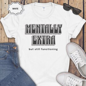 Camiseta "Mentalmente extra pero aún funcionando" / Camiseta con estampado sobre salud mental