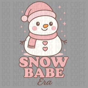 Pode incluir: Ilustração de um boneco de neve de desenho animado fofo. O boneco de neve usa um chapéu e cachecol rosa e tem bochechas rosadas. Dois corações estão na barriga do boneco de neve. O texto "SNOW BABE Era" está abaixo.