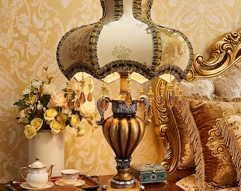 ビクトリアン様式のテーブルランプ、アンティークゴールドの装飾的なデスクライト、ブロケードのランプシェード、ビーズのフリンジ