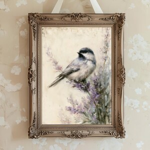 Impressão artística de um chapim-cinzento com lavanda – Decoração de parede vintage botânica estilo cottagecore (Download digital)