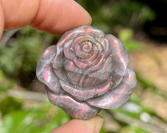 Rosa tallada en labradorita con destello púrpura / Flor de rosa de cristal / Regalo de piedra curativa / Decoración romántica