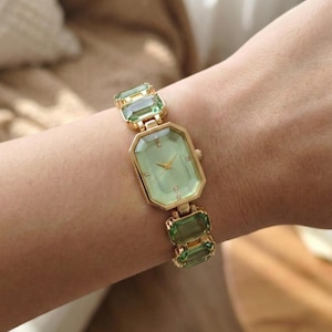 Vintage Green Stone Watch – Guldfärgad rektangulär urtavla med gröna kubiska zirkoniastenar, elegant smyckesklocka i rostfritt stål för kvinnor