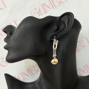 Puede incluir: Un letrero de madera rústica con el texto "Welcome to our home" en un estilo manuscrito. El letrero presenta un acabado envejecido y un diseño simple y acogedor, ideal para un porche o entrada.