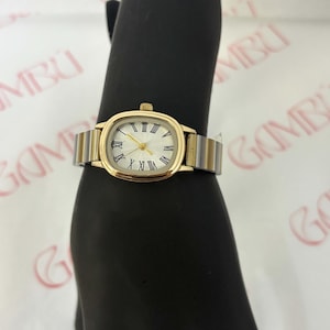 Tvåfärgad vintageklocka – texturerad urtavla med romerska siffror, elegant rektangulär klocka i rostfritt stål för kvinnor