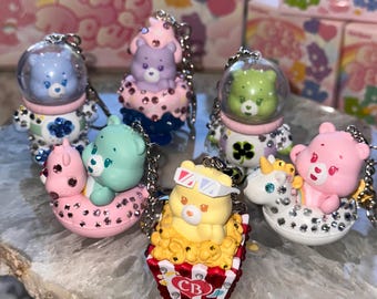 Llaveros/Colgantes personalizados de Ositos Cariñositos con diamantes de imitación.