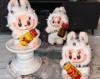 Diamantes de imitación y pinchos de cristal Labubu personalizados. Salpicaduras traviesas.