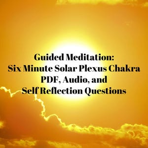 Puede incluir: Imagen de un cielo amarillo brillante con nubes y el sol. El texto dice: "Meditación Guiada: Seis Minutos Chakra del Plexo Solar PDF, Audio y Preguntas de Autorreflexión."