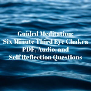 Puede incluir: Imagen de agua azul con texto blanco que dice: "Meditación Guiada: Chakra del Tercer Ojo de Seis Minutos PDF, Audio y Preguntas de Autorreflexión."