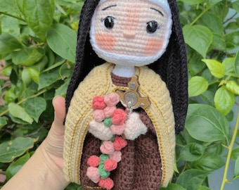 Bambola all'uncinetto di Santa Teresa di Lisieux, statuetta cattolica in amigurumi, regalo religioso fatto a mano