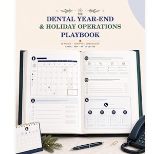 Könnte beinhalten: Ein offener Planer mit dem Titel THE DENTAL YEAR-END & HOLIDAY OPERATIONS PLAYBOOK mit 80 Seiten, Skripten und Checklisten. Die Seiten enthalten einen Monatskalender, Aufgabenlisten und Organigramme. Ein Stift, eine Büroklammer und ein Telefon liegen daneben.