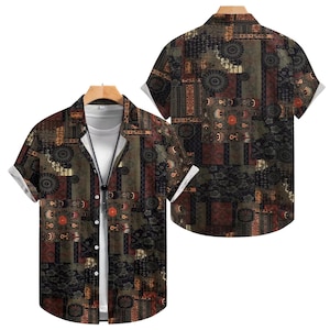 Puede incluir: Camisa de manga corta con un diseño de patchwork único en tonos marrón, verde y negro. La camisa tiene cuello y mangas enrolladas. Una segunda camisa es visible en el fondo, mostrando la parte trasera de la camisa.