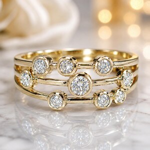 Anillo redondo con forma de burbuja, anillo de oro amarillo con diseño de estación, alianza moderna apilable con diamantes, anillo de boda minimalista, regalo de aniversario para ella.