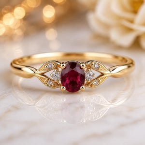 Art Deco robijnring, vintage verlovingsring met rode edelsteen, geelgouden filigraan ring met bloemenmotief, uniek jubileumcadeau voor haar