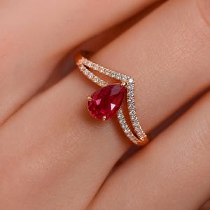 Anello di fidanzamento a pera con rubino, anello a fascia aperta con diamanti, anello moderno a bypass, anello di promessa in oro rosa, gioiello da sposa minimalista unico, regalo per lei