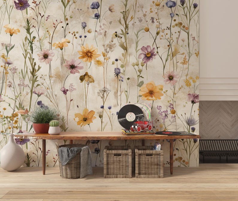 Puede incluir: Una habitaci&oacute;n con papel pintado floral y una mesa de madera. La mesa exhibe un tocadiscos, discos, plantas y cestas. La paleta de colores incluye beige, marr&oacute;n, amarillo, morado y verde.
