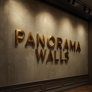 Puede incluir: Las palabras "PANORAMA WALLS" se muestran en letras grandes, doradas y tridimensionales sobre una pared texturizada de color gris claro. La pared presenta un dise&ntilde;o geom&eacute;trico con l&iacute;neas doradas. La parte inferior de la pared tiene paneles grises oscuros.