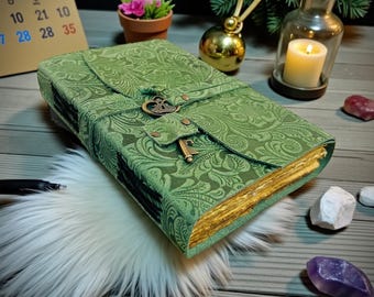 Diario vintage con diseño de flores en relieve, encuadernado en cuero y cerradura.