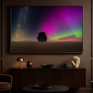 Peut inclure: Une impression encadrée d'un paysage avec une aurore boréale vibrante. L'œuvre d'art présente un arbre solitaire dans un champ sous un ciel aux teintes violettes, vertes et roses. L'impression est exposée dans une pièce marron foncé au design moderne.
