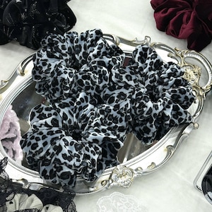 Överdimensionerad sammetsblå leopardfärgad hårsnodd | Stor grov hårsnodd, Y2K Fairycore, Vintage djurtryck