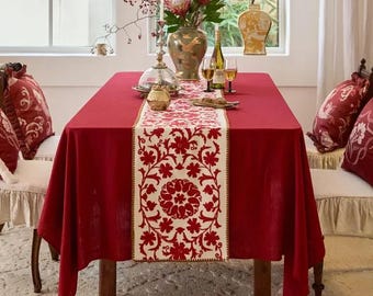 赤い刺繍入りテーブルランナー、花柄ベルベットのアクセントでダイニングを彩ります