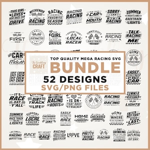 Op de afbeelding: Een digitale collectie van 52 zwart-wit grafische ontwerpen met racethema, voorzien van geblokte vlaggen en slogans zoals This Girl Loves Her Race Car Drive, Racing Is My Favorite Season en Pit Crew, aangeboden als een SVG- en PNG-bundel.
