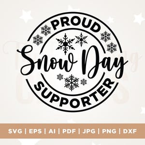 Può includere: Una grafica circolare in bianco e nero con le parole "PROUD Snow Day SUPPORTER" e illustrazioni di fiocchi di neve. La grafica è circondata da uno sfondo beige chiaro con accenti di stelle bianche.
