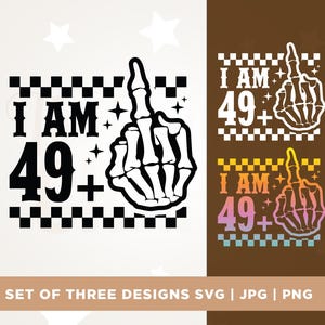 Op de afbeelding: Drie ontwerpen met de tekst "I AM 49+" en een skelet handgebaar. De ontwerpen zijn in zwart-wit, wit en een verloop van oranje, roze en geel. De afbeelding bevat ook de tekst "SET OF THREE DESIGNS SVG | JPG | PNG".