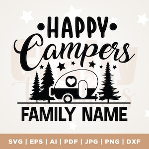以下が含まれることがあります： 「HAPPY Campers」の文字とキャンピングカーのイラストが描かれた白黒のグラフィックデザイン。松の木、星、家族の名前を入れるスペースがあります。ファイル形式には、SVG、EPS、AI、PDF、JPG、PNG、DXFが含まれています。