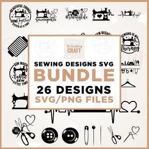 Puede incluir: Imagen que muestra un paquete de diseños de costura SVG y PNG. Incluye ilustraciones de máquinas de coser, texto que dice "Sewing Designs SVG Bundle" y frases como "Sewing is My Therapy" y "Sew Much Fabric Sew Little Time."