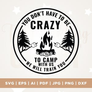 Può includere: Grafica a tema campeggio in bianco e nero con il testo "YOU DON'T HAVE TO BE CRAZY TO CAMP WITH US WE WILL TRAIN YOU." Il design include un falò, alberi e marshmallow.