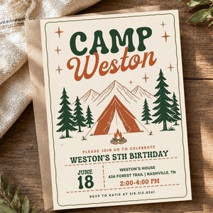 Peut inclure: Une carte d'invitation d'anniversaire rectangulaire avec le texte CAMP Weston en vert et orange, illustrée d'une tente, d'un feu de camp, de montagnes et de pins. La carte indique les détails du 5e anniversaire de Weston le 18 juin à 14h00.