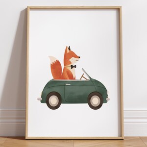Pu&ograve; includere: Stampa artistica incorniciata con un personaggio di volpe dei cartoni animati in un'auto decappottabile verde. La volpe, con pelliccia arancione e bianca e papillon nero, guida l'auto. L'auto ha ruote beige e volante in legno. Sfondo bianco.
