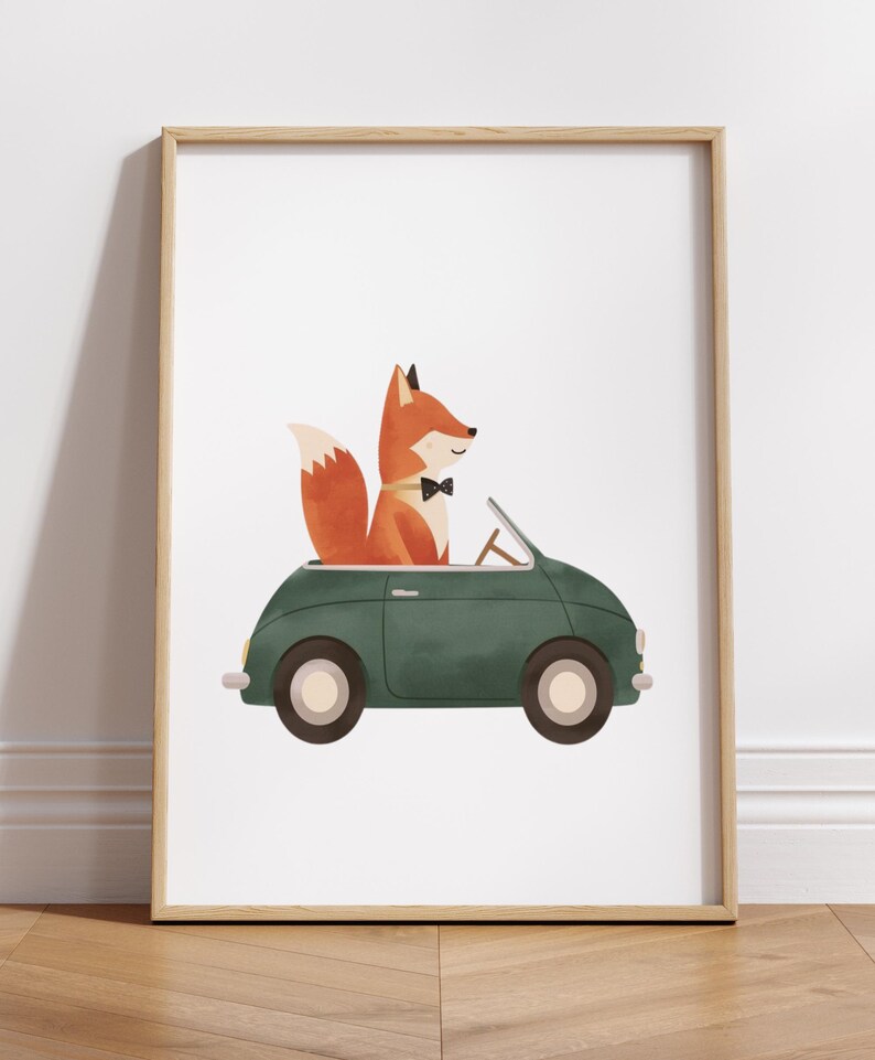 Pu&ograve; includere: Stampa artistica incorniciata con un personaggio di volpe dei cartoni animati in un'auto decappottabile verde. La volpe, con pelliccia arancione e bianca e papillon nero, guida l'auto. L'auto ha ruote beige e volante in legno. Sfondo bianco.
