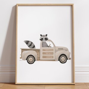 Pu&ograve; includere: Illustrazione ad acquerello di un procione alla guida di un camioncino beige vintage. Il procione ha una coda a strisce grigie e nere e indossa una camicia grigia. Il camion ha dettagli in legno marrone e pneumatici neri. L'opera &egrave; incorniciata.