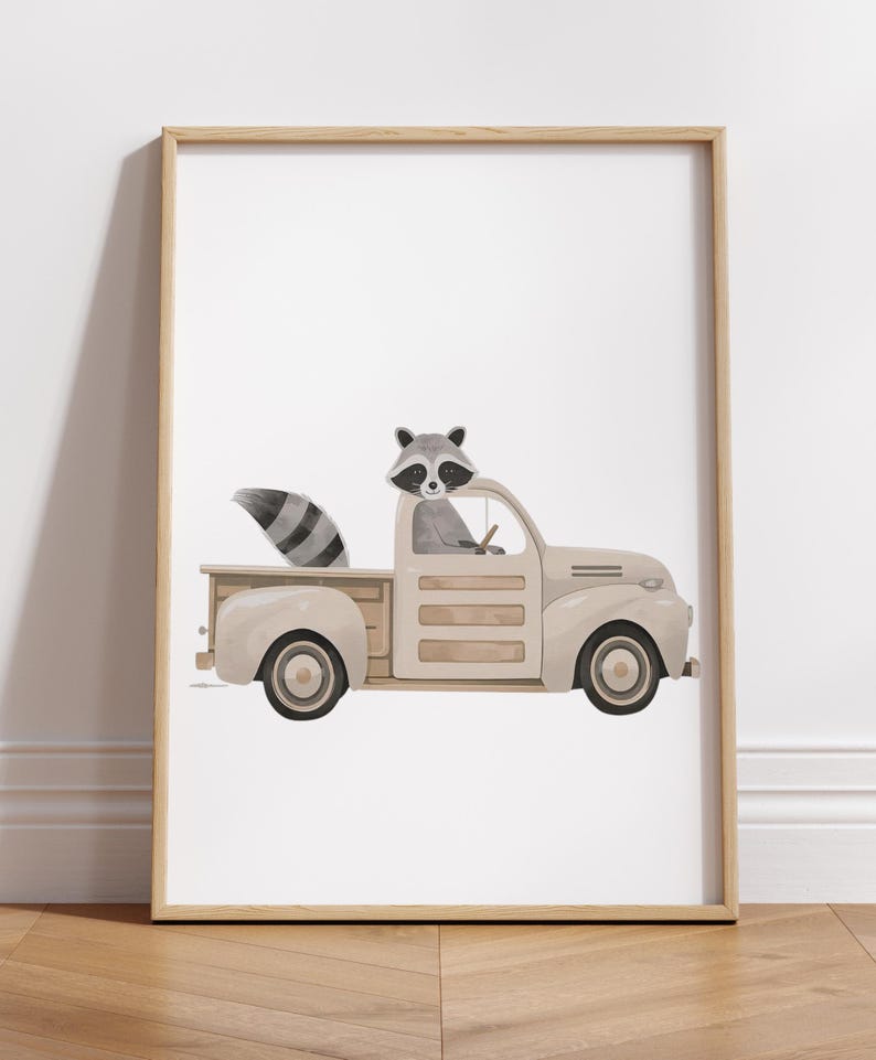 Pu&ograve; includere: Illustrazione ad acquerello di un procione alla guida di un camioncino beige vintage. Il procione ha una coda a strisce grigie e nere e indossa una camicia grigia. Il camion ha dettagli in legno marrone e pneumatici neri. L'opera &egrave; incorniciata.