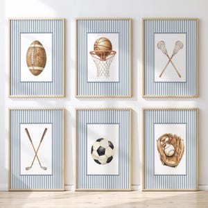 Peut inclure: Six impressions encadrées à l'aquarelle représentant des équipements sportifs : un ballon de football américain, un ballon de basket dans un panier, des crosses de crosse croisées, des clubs de golf croisés, un ballon de foot et un gant de baseball.