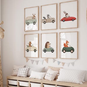 Pu&ograve; includere: Sei stampe artistiche incorniciate con illustrazioni ad acquerello di animali alla guida di veicoli. Gli animali includono un cervo in un furgone, un procione in un camion, un coniglio in un'auto rossa, un orso in una cabriolet, un riccio in un'auto verde e una volpe in un'auto verde.