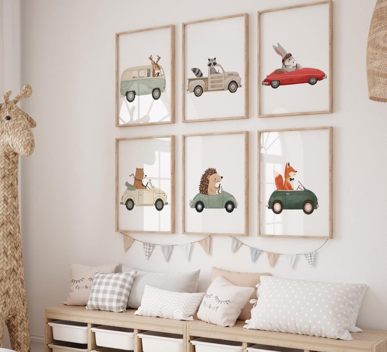 Pu&ograve; includere: Sei stampe artistiche incorniciate con illustrazioni ad acquerello di animali alla guida di veicoli. Gli animali includono un cervo in un furgone, un procione in un camion, un coniglio in un'auto rossa, un orso in una cabriolet, un riccio in un'auto verde e una volpe in un'auto verde.