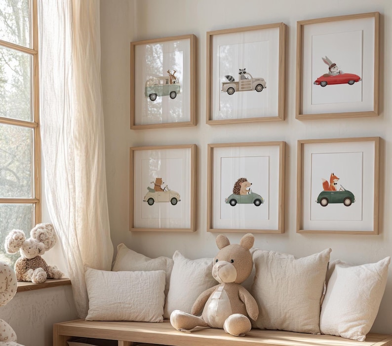 Pu&ograve; includere: Sei stampe artistiche incorniciate con illustrazioni ad acquerello di animali alla guida di auto d'epoca. Gli animali includono un coniglio, una volpe, un procione, un riccio e un orso. Le auto sono di vari colori, tra cui rosso, verde e beige. Le stampe sono esposte sopra una panca.