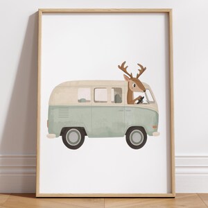 Pu&ograve; includere: Stampa incorniciata con un'illustrazione di un cervo alla guida di un furgone in stile vintage. Il furgone &egrave; bicolore, con una parte inferiore verde chiaro e una parte superiore color crema. Il cervo ha corna marroni e tiene il volante.