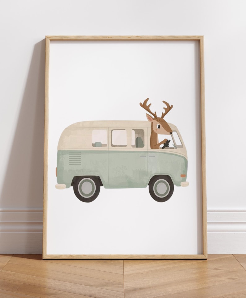 Pu&ograve; includere: Stampa incorniciata con un'illustrazione di un cervo alla guida di un furgone in stile vintage. Il furgone &egrave; bicolore, con una parte inferiore verde chiaro e una parte superiore color crema. Il cervo ha corna marroni e tiene il volante.